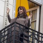 Cristina podrá salir al balcón del departamento en donde cumple prisión domiciliaria